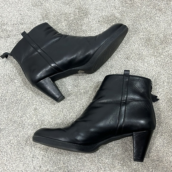 Stuart Weitzman Size 8.5 Black Leather Zip Up Heeled Ankle Boots - Picture 3 of 8